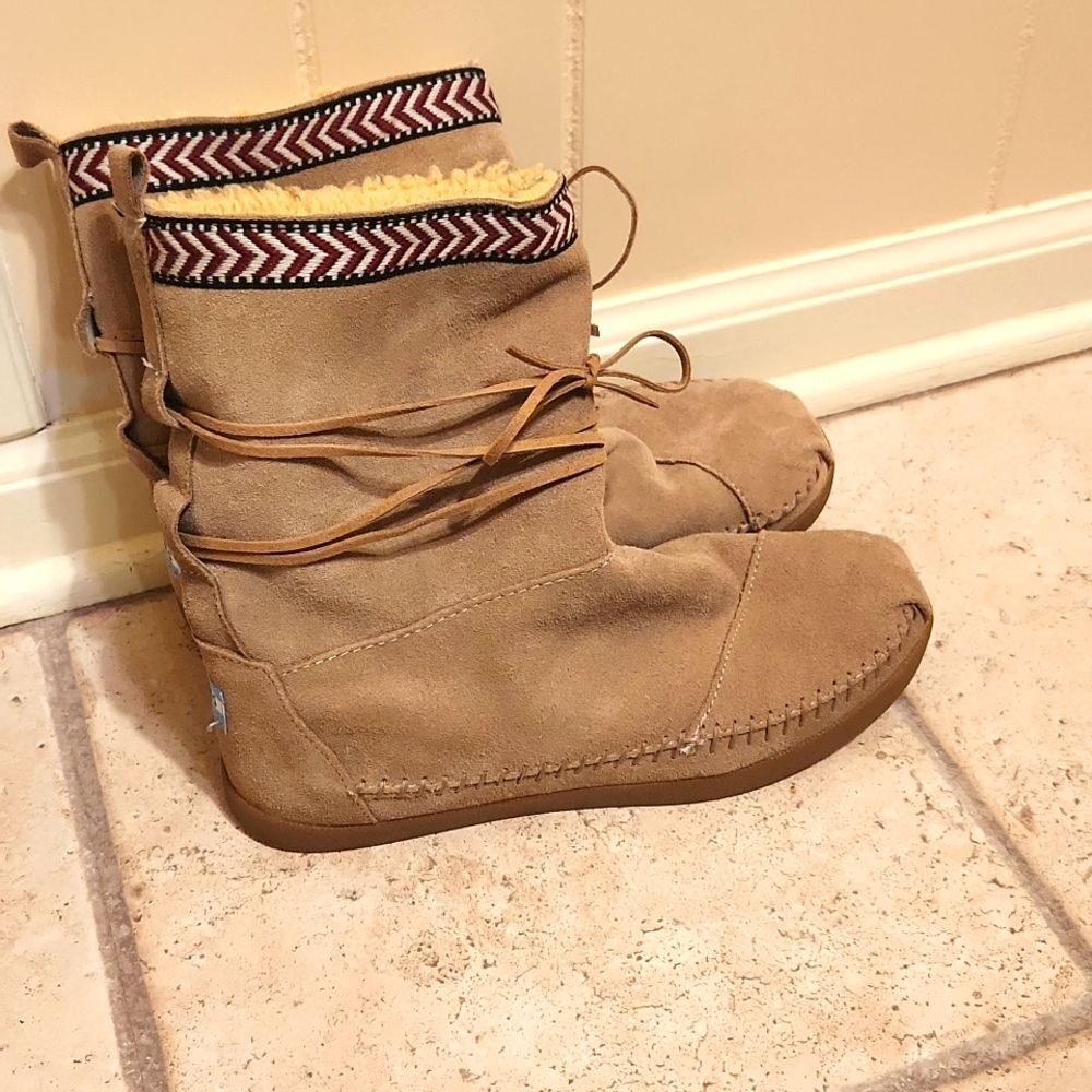 Toms Women's "Nepal" Tan Suede Boots w/ Laces & Faux Shearling Lining Size 9